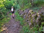 17 Bel sentiero con pietroni di sostegno a monte 